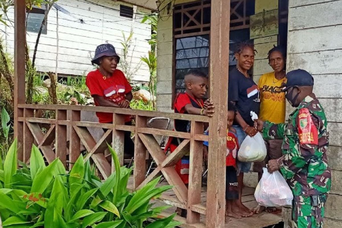 Aparat TNI di Mimika Papua bantu sembako untuk warga