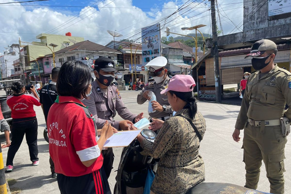 Polres dan Satpol PP Sibolga bagikan masker kepada pengguna jalan