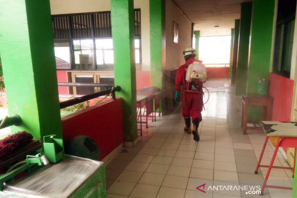 Sudin Gulkarmat Jaktim semprot disinfektan dua sekolah jelang PTM