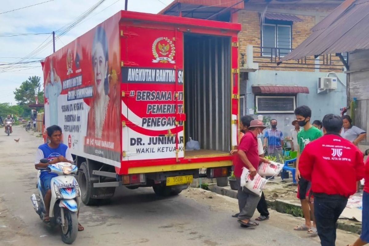 Junimart Girsang salurkan bantuan beras untuk warga Simalungun