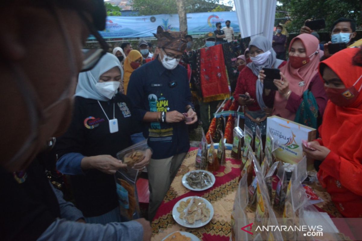 Sandiaga Uno dan Mpok Nur  kunjungi Kampung Minang Sumpu