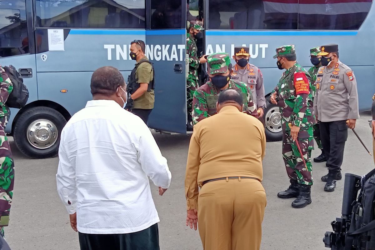 Panglima TNI dan Kapolri tinjau pelaksanaan vaksinasi 2.800 warga kota Sorong
