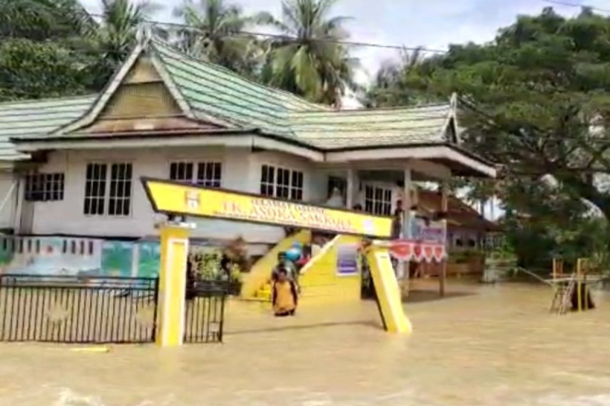 Danau Tempe meluap akibat hujan, belasan kecamatan di Sulsel terdampak banjir