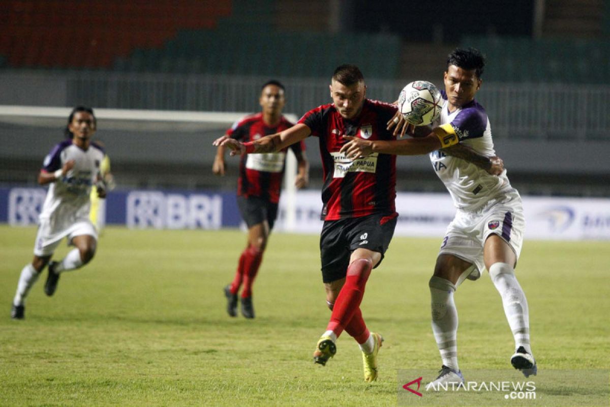 Dua gol pemain baru bawa Persita tundukkan Persipura 2-1
