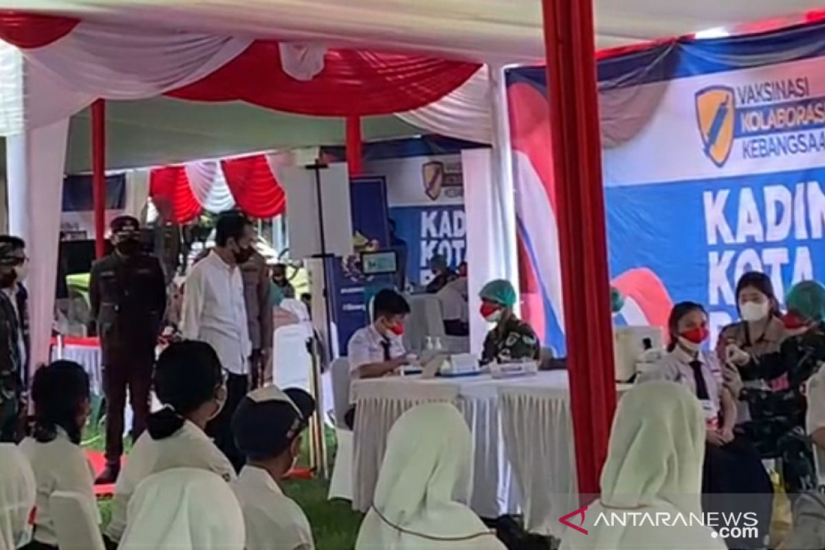 Presiden tinjau vaksinasi massal remaja di Kebun Raya Bogor