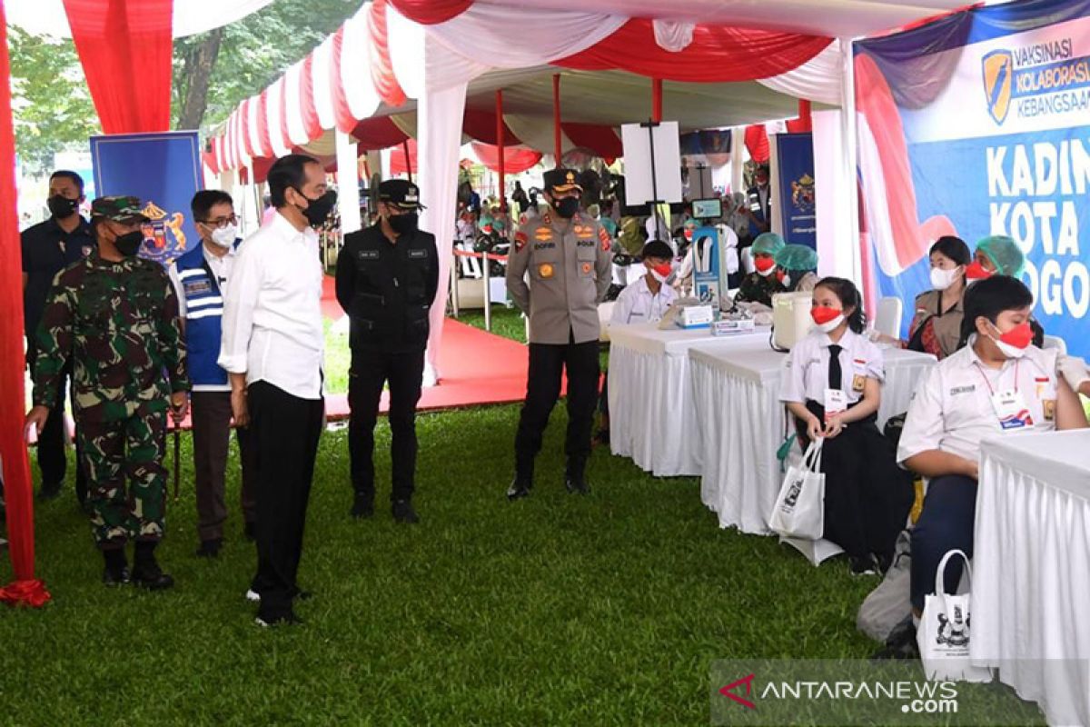 Jokowi tinjau vaksinasi remaja di Kebun Raya Bogor