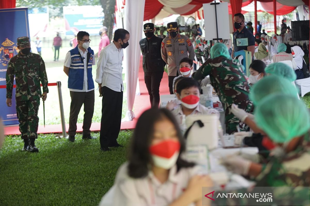 Presiden Jokowi dan Ketua Umum KADIN Indonesia Tinjau Vaksinasi Kolaborasi Kebangsaan di Kebun Raya Bogor