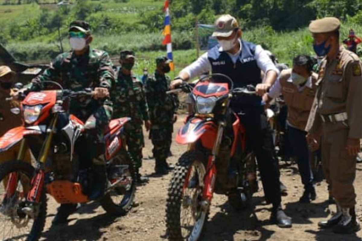 TNI buka jalan di perbatasan  Kabupaten OKU Selatan