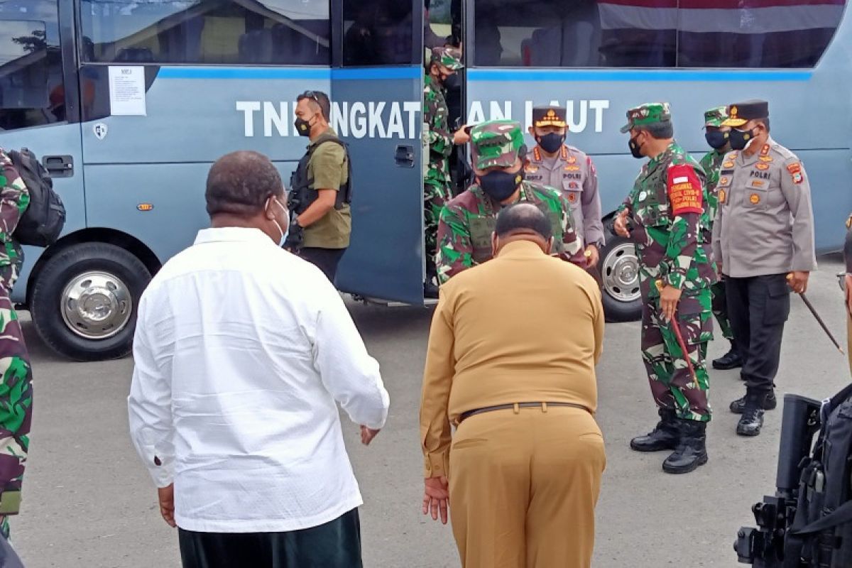 Panglima TNI dan Kapolri tinjau pelaksanaan vaksinasi 2.800 warga kota Sorong
