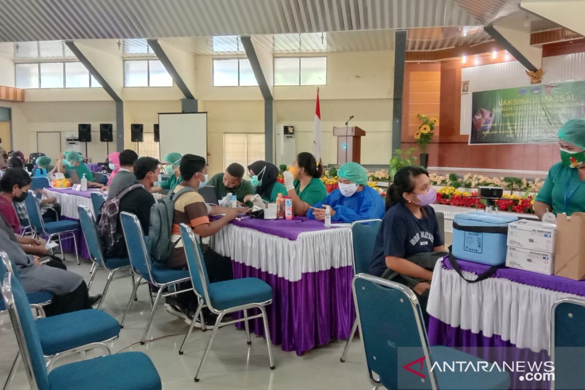 Unpatti Ambon vaksinasi massal bagi 23.000 orang, lawan Corona