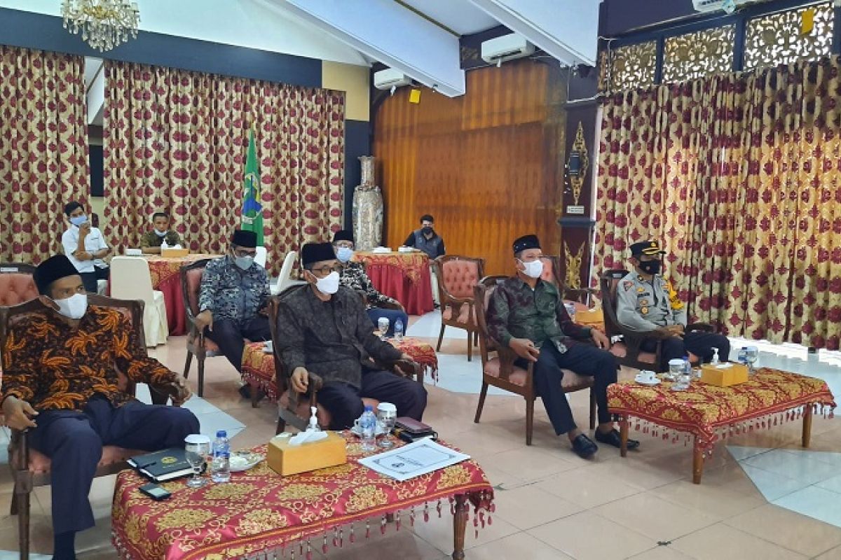 Wakil Bupati Batangghari menyaksikan pelantikan Bupati Merangin secara virtual