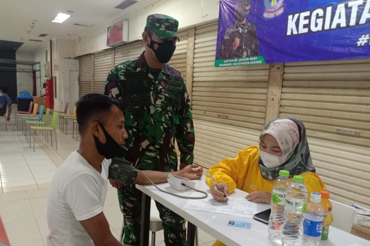 Koramil  0602-01/Kota Serang -Dinkes vaksin pekerja mall dan masyarakat