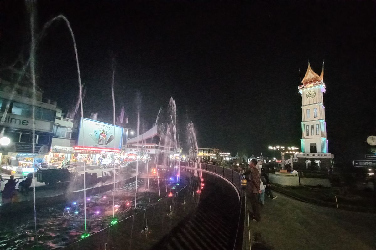 Taman Jam Gadang sudah dibuka, warga dan wisatawan kembali bergairah ke Bukittinggi