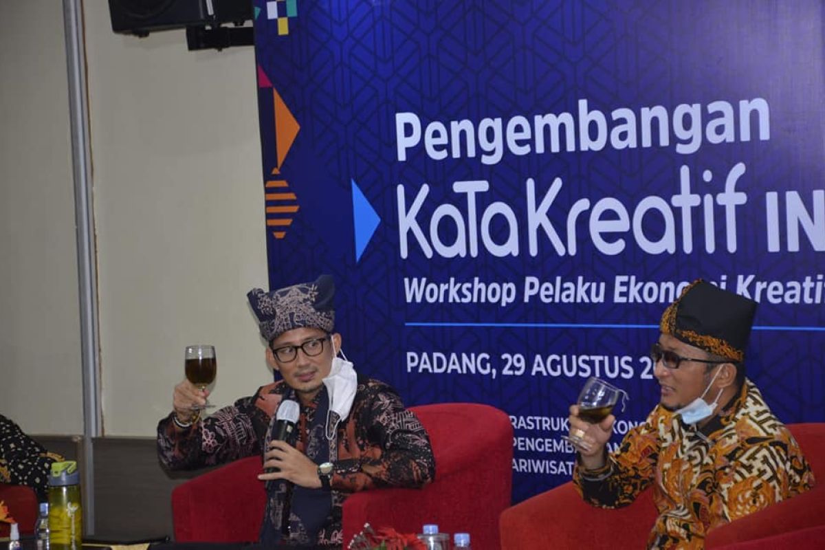 Minister Uno supports development of youth center in Padang