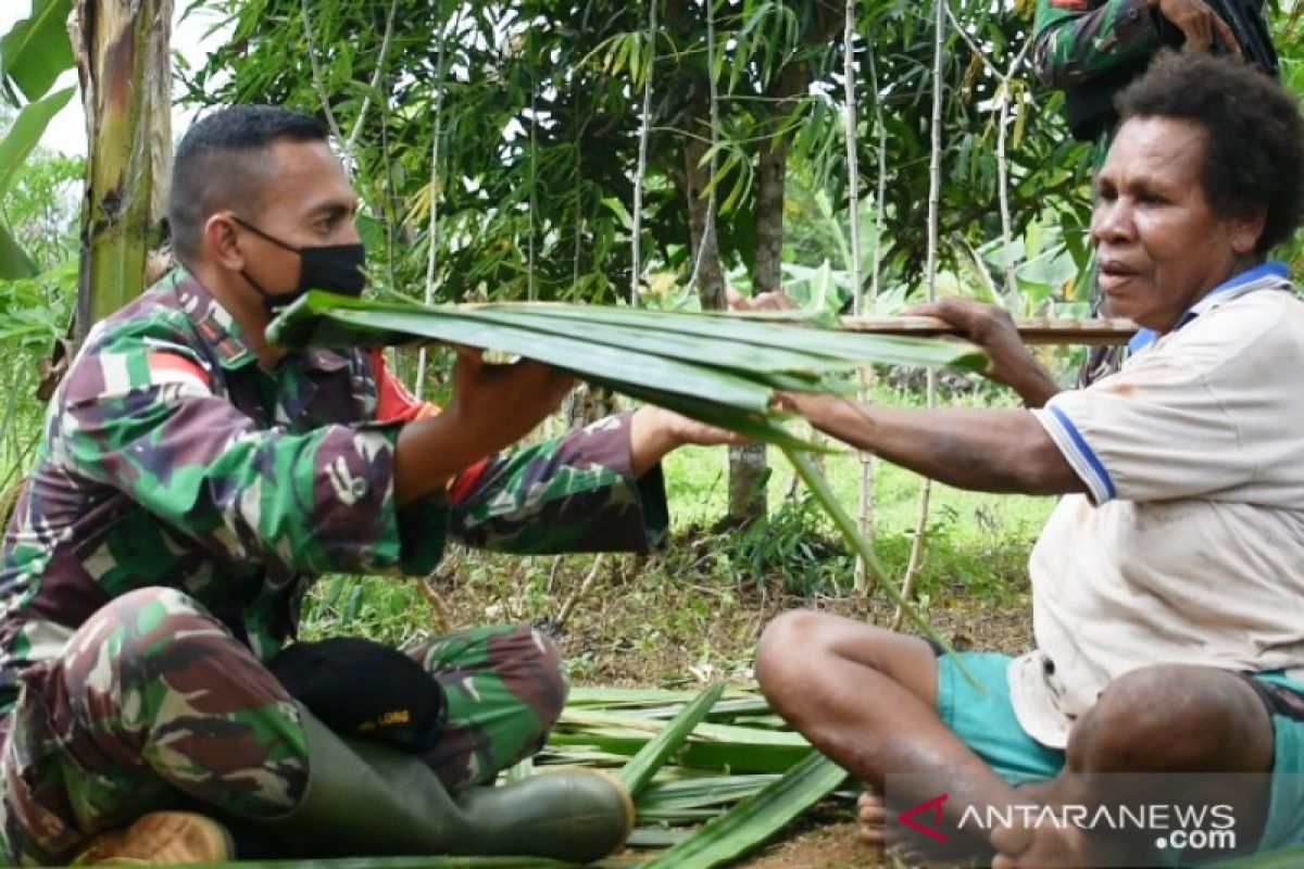 Satgas TNI Yonif 611 bantu warga perbatasan buat atap honai dari daun sagu