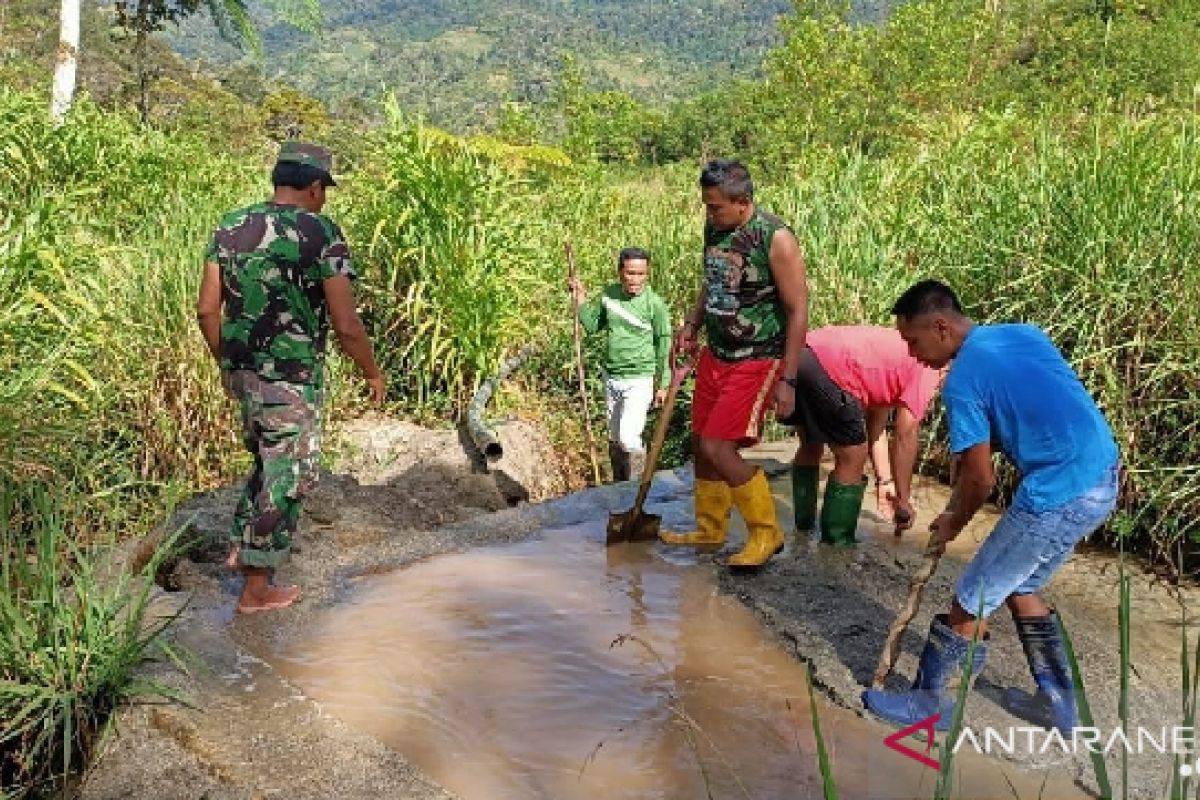 Aparat TNI di Dogiyai karya bakti bersihkan bak penampung air
