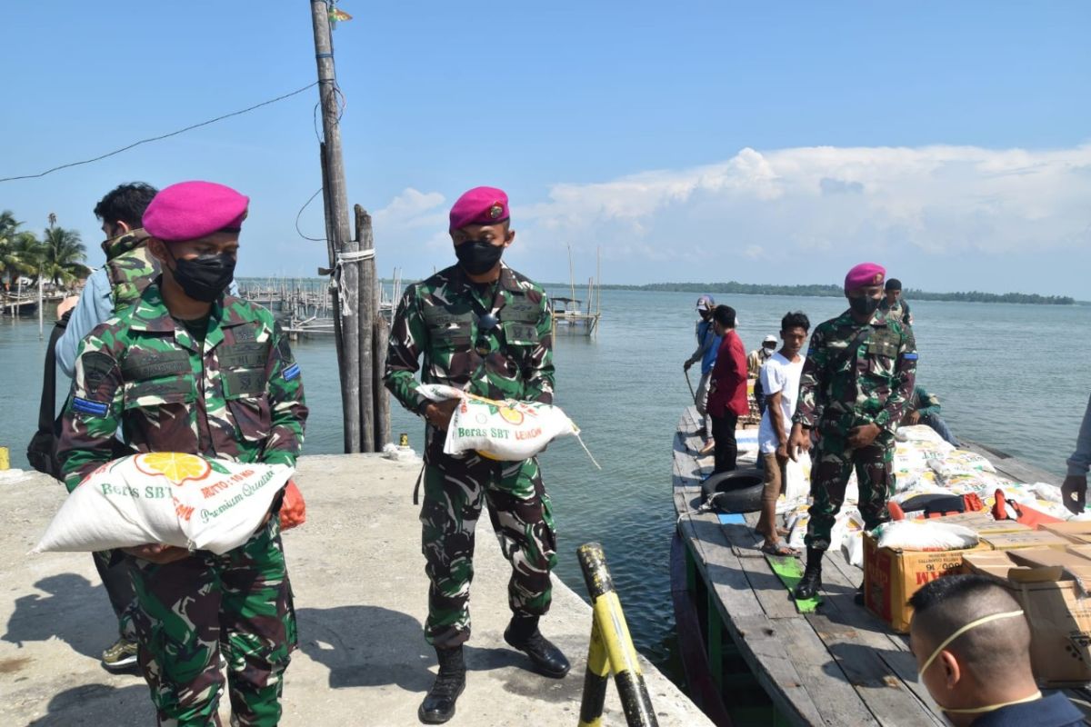 Batalyon 8 Marinir Langkat ikuti pemberian santuan anak yatim di Pangkalan Susu