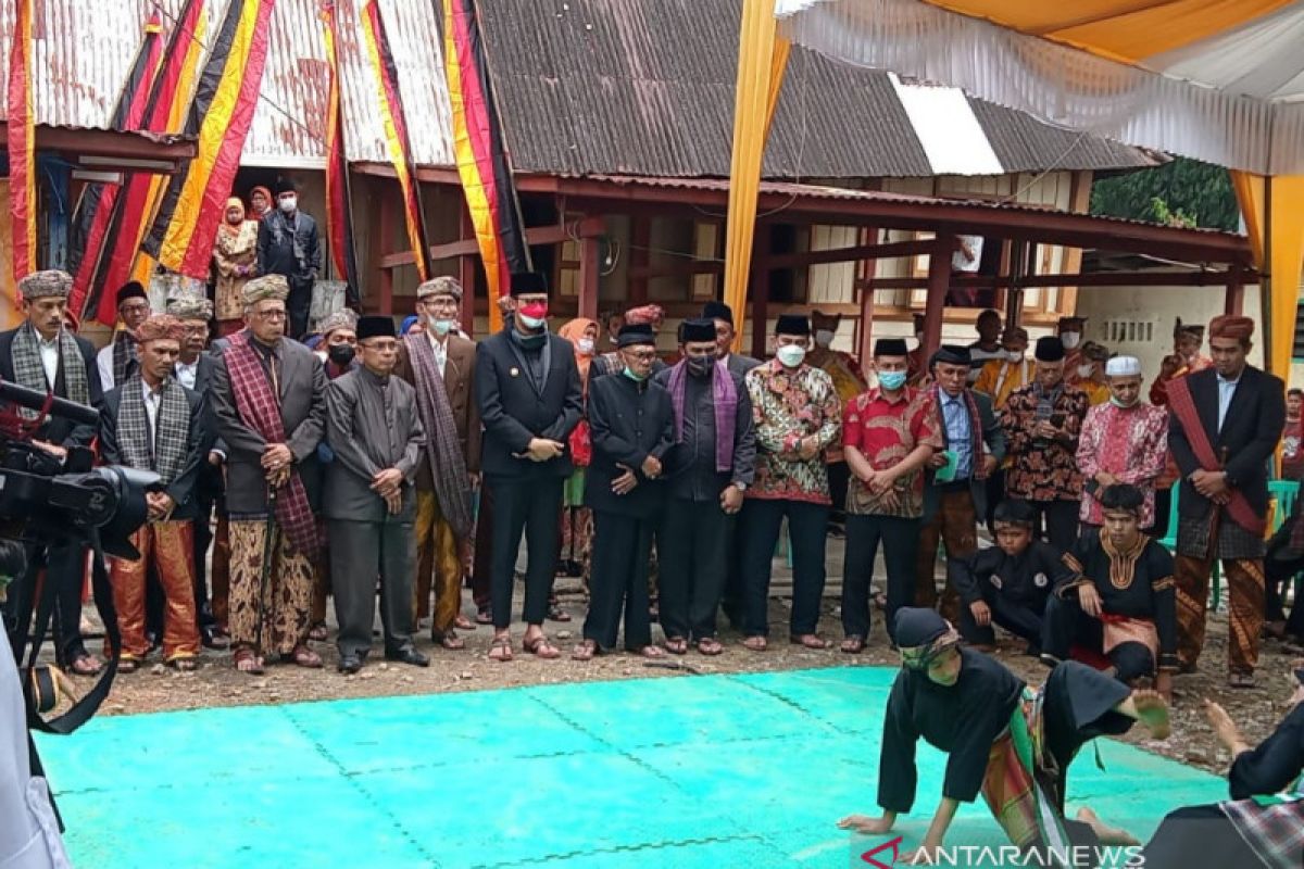Warga Ipuah "Mambangkik Batang Tarandam" prosesi perhelatan Khatam Al Quran di Bukittinggi