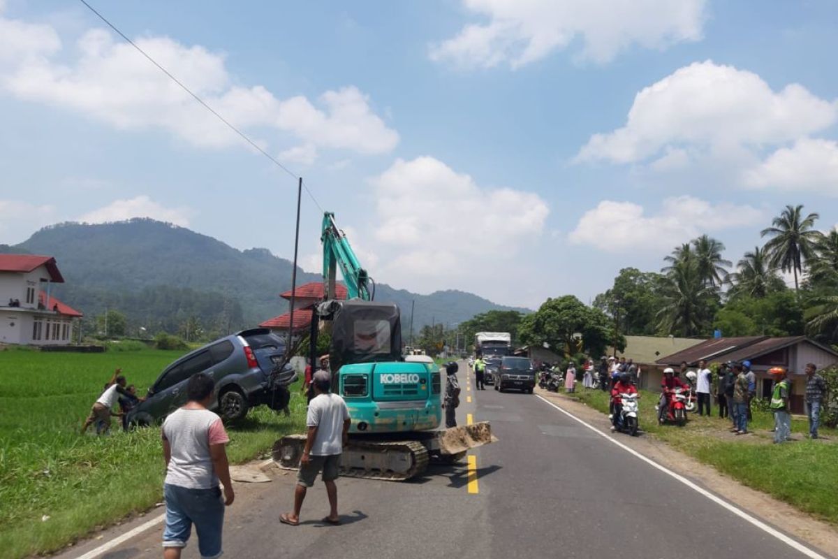 Tabrakan, mobil masuk sawah dan tabrak teras rumah warga di Jalan Bukittinggi-Payakumbuh