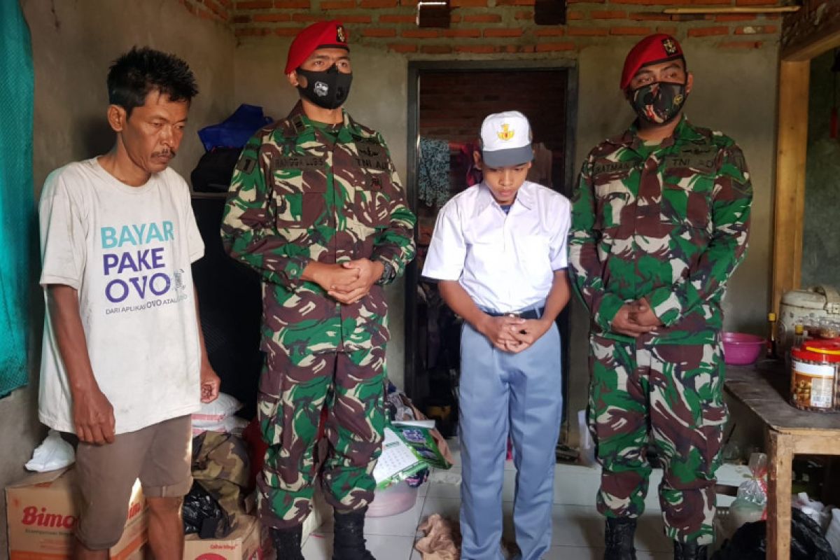 Kopassus beri bantuan untuk bapak cari seragam sekolah bekas di Lebak