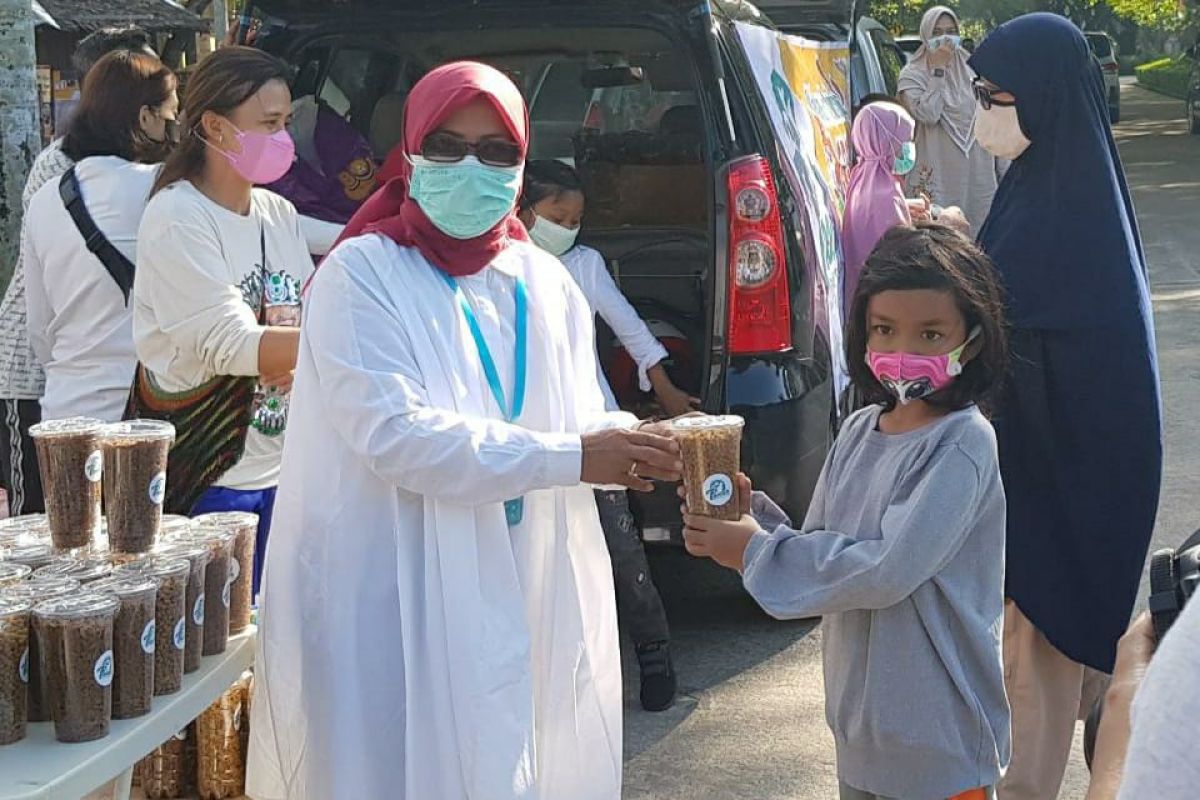 Ini alasan Poscar bagikan makanan kucing gratis