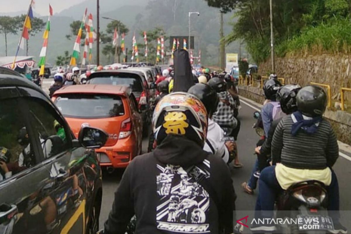 Jaluir Puncak Bogor padat, polisi terapkan "one way" lebih awal