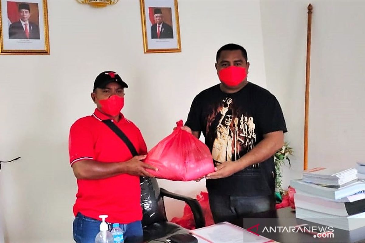 Fraksi PDIP DPRD Maluku bantu kader terdampak COVID-19, wujud kepedulian sosial