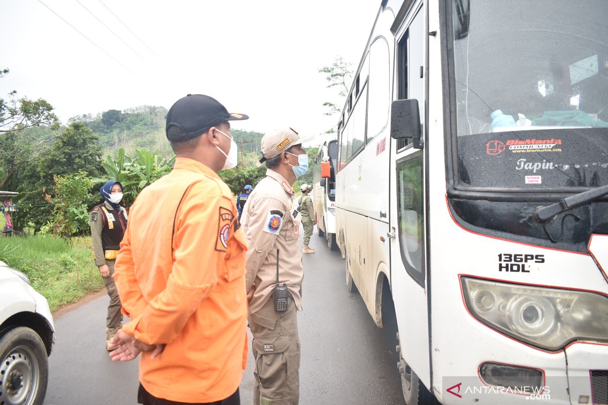 Tim Satgas COVID-19 Tanah Laut pulangkan dua bis rombongan wisata relegi