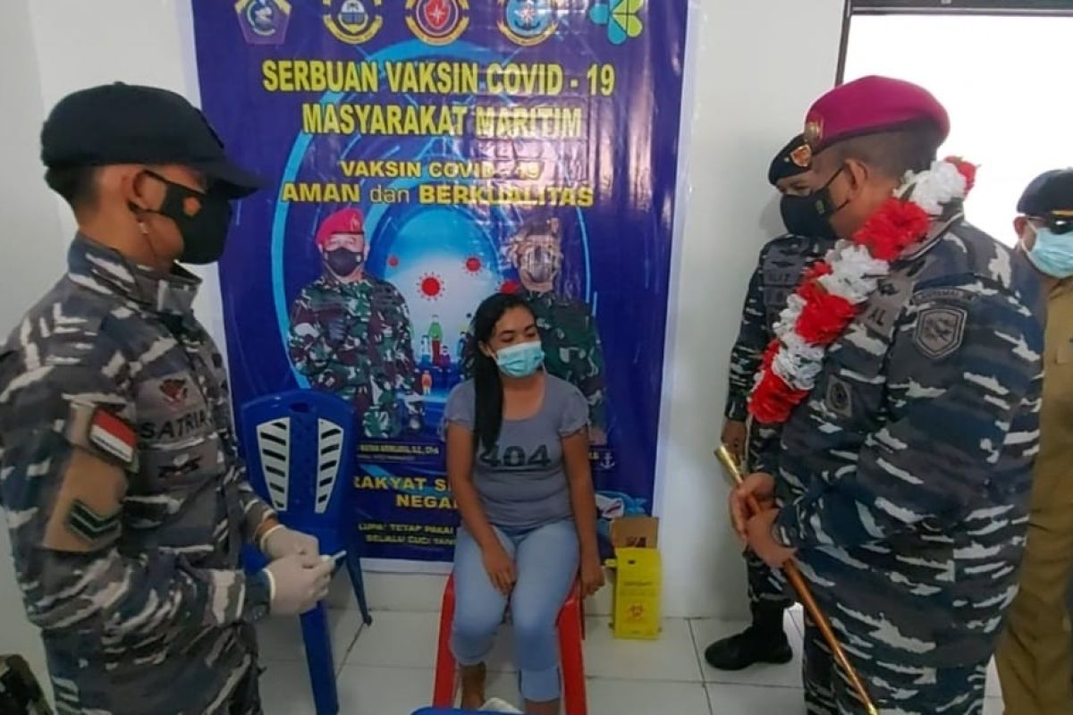 TNI AL menggelar "Serbuan Vaksinasi" di Pulau Miangas