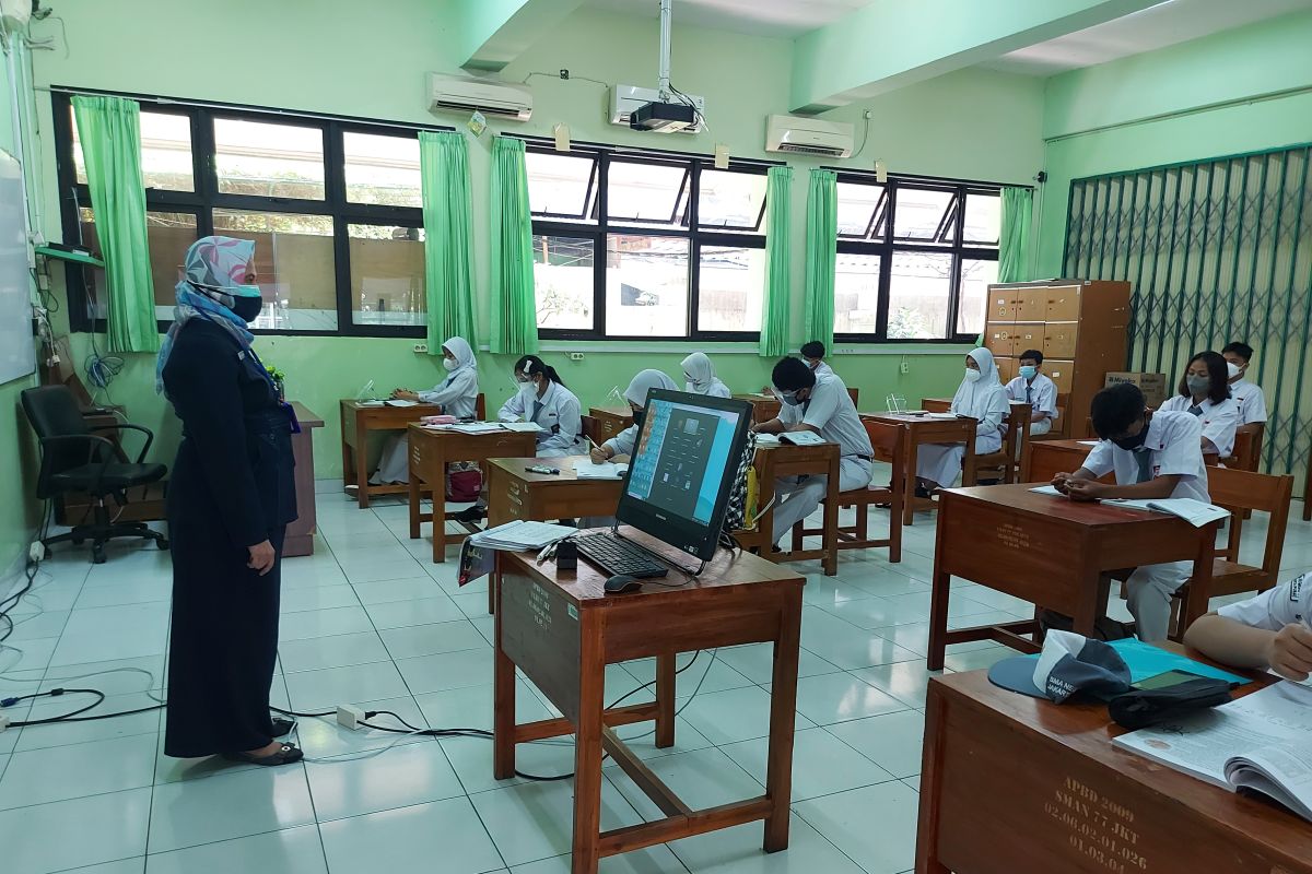 Jakarta's students asked to get parental consent for offline learning