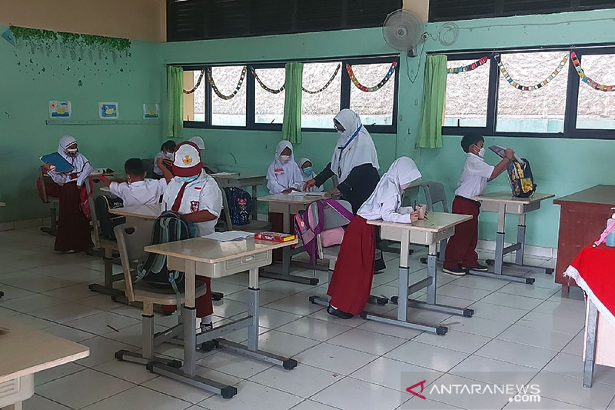 SDN Pondok Kelapa 05 Pagi semprot disinfektan ruang kelas usai PTM