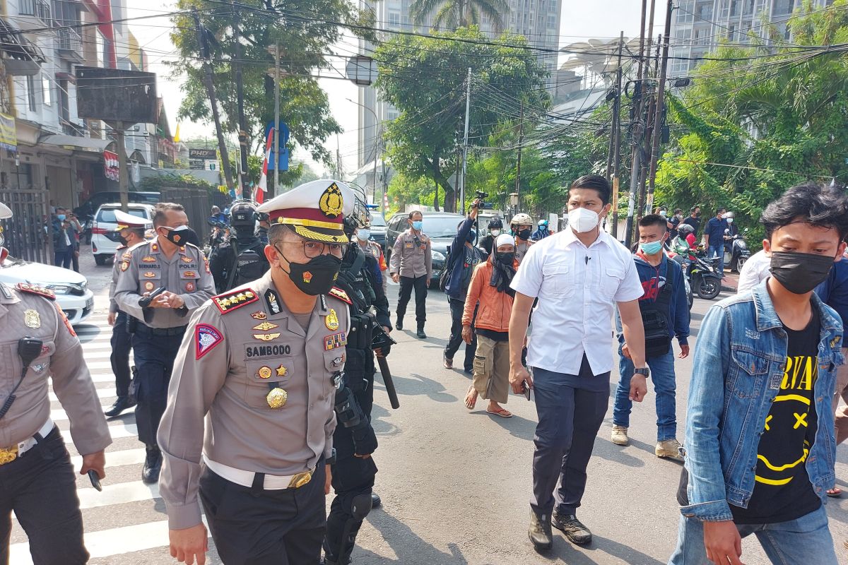 Polisi tangkap pembawa senjata tajam pada kerumunan massa pendukung Rizieq Shihab