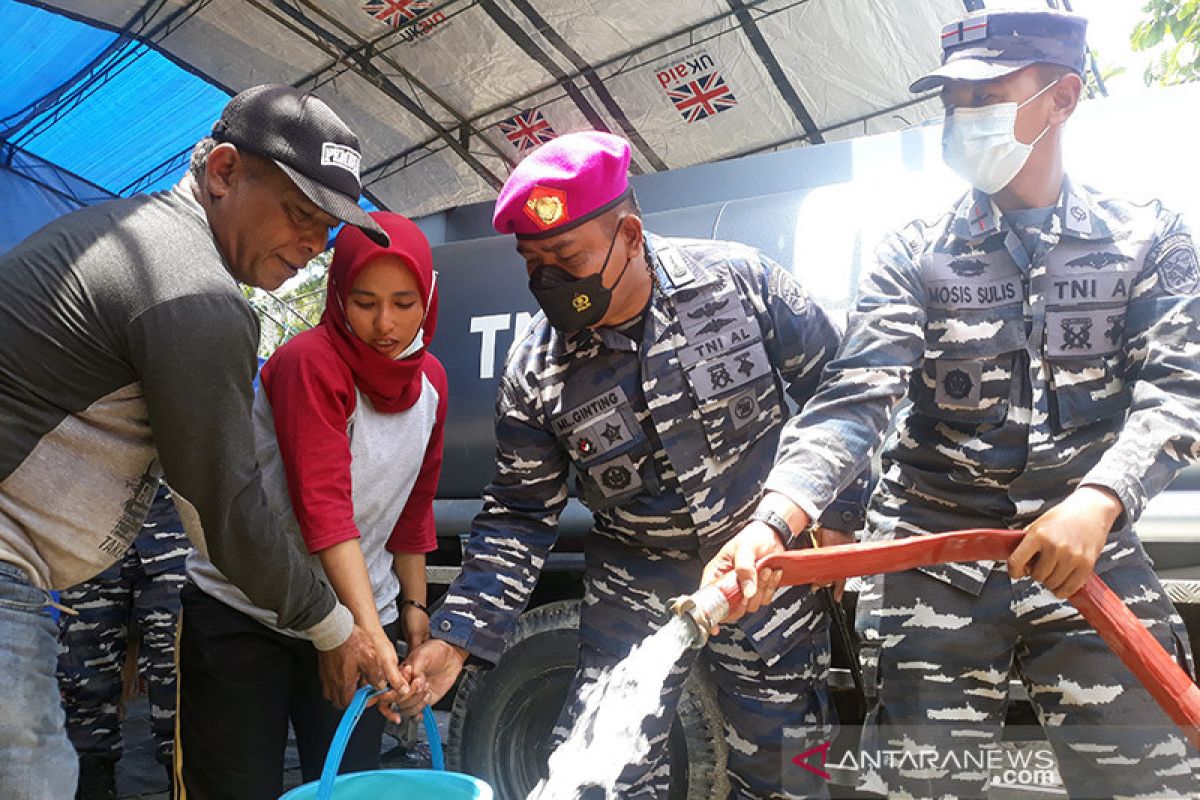 TNI-AL bantu kebutuhan air bersih warga korban banjir bandang Sigi