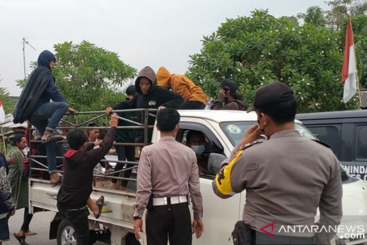 Belasan bonek dibubarkan paksa oleh polisi di Stadion Wibawa Mukti Cikarang Bekasi