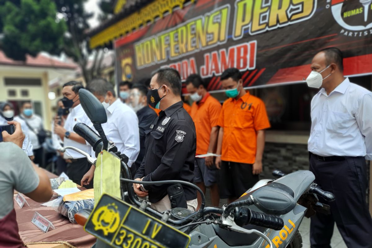 Pengedar sabu nekad  pakai motor beraksesori  trail polisi