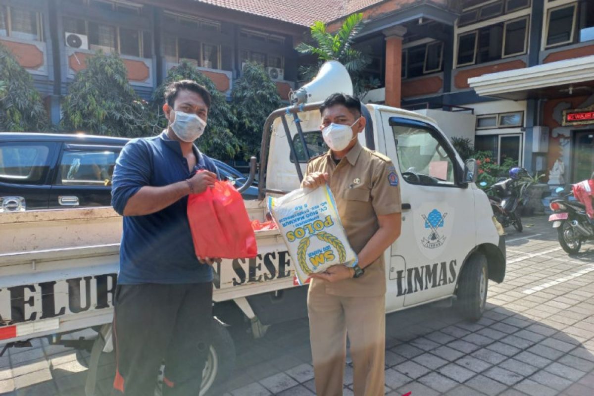 Dinsos Denpasar salurkan sembako ke warga jalani isoman