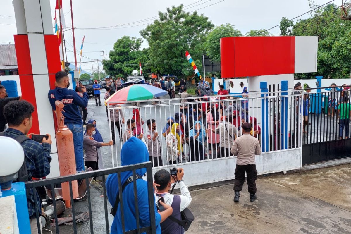 Sejumlah warga gelar unjuk rasa di depan Pertamina Ternate, tegakkan aturan