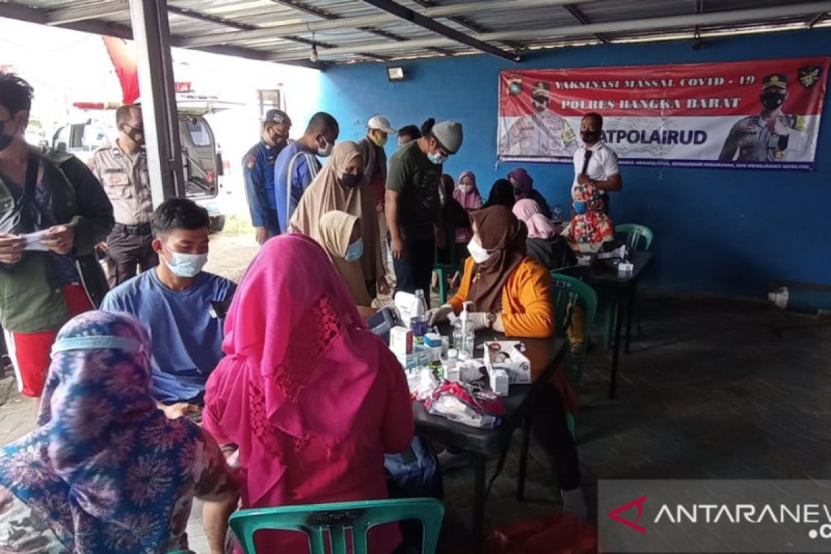 West Bangka police helps residents in coastal areas get vaccinated