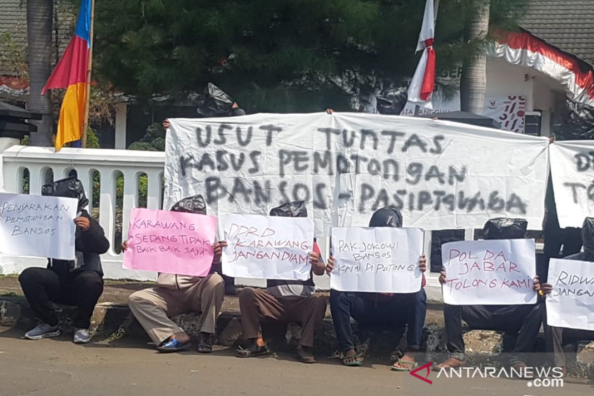 Warga Karawang sampaikan protes penghentian kasus pemotongan BST oleh Kejari