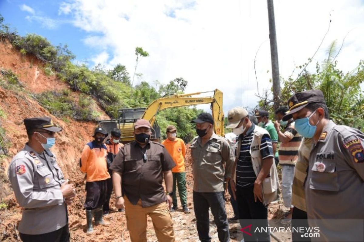 Bupati Tapsel: Jalan desa di SD.Hole yang ditimbun longsor sudah lancar dilalui