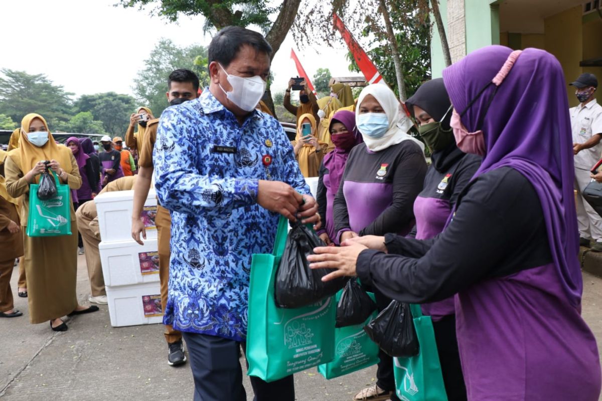 Petugas kebersihan di Kabupaten Tangerang mendapat bingkisan paket ikan