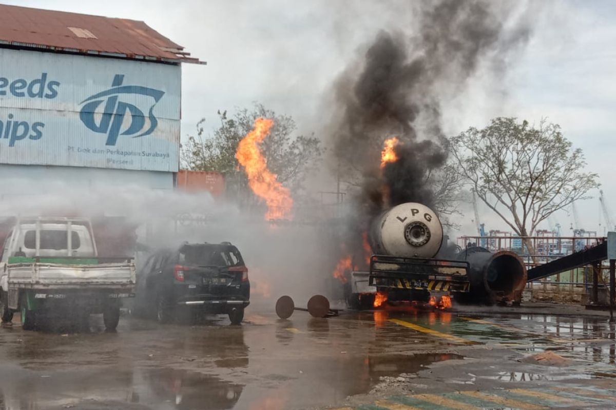 16 unit mobil PMK padamkan kebakaran di PT Dok dan Pekapalan Surabaya