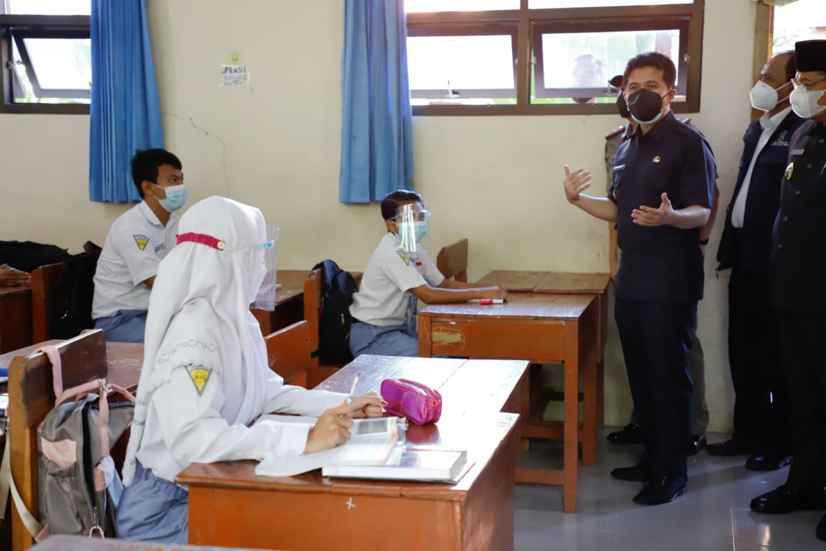 Wagub Emil Dardak tinjau pembelajaran sekolah tatap muka di Lamongan