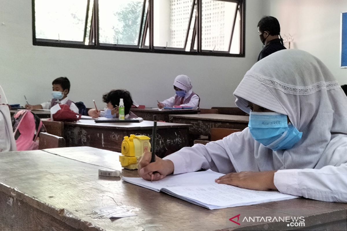 42 murid SDN 11 Grogol ikuti PTM terbatas hari ini