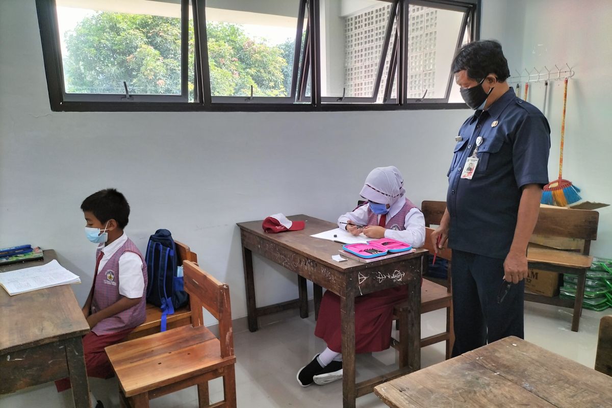 Ratusan sekolah di Jakarta Barat batal gelar PTM pada Senin ini