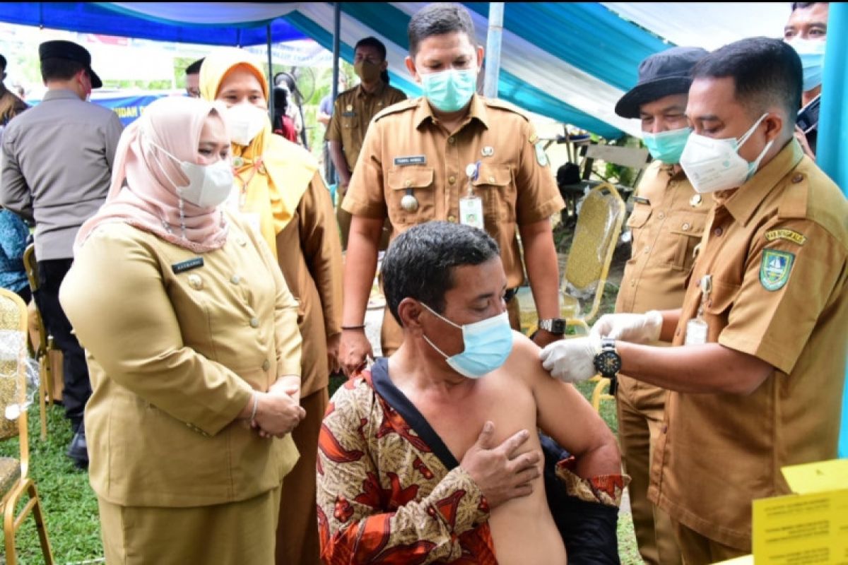 Bupati Bengkalis semangati warga ikut vaksinasi