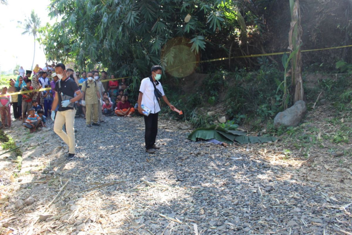 Mayat bersimbah darah dengan leher tersayat ditemukan di pinggir jalan Lenek Lotim