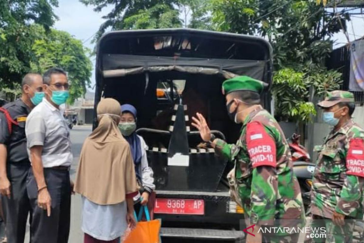 Prajurit Kodam V pindahkan warga isoman Surabaya ke isoter