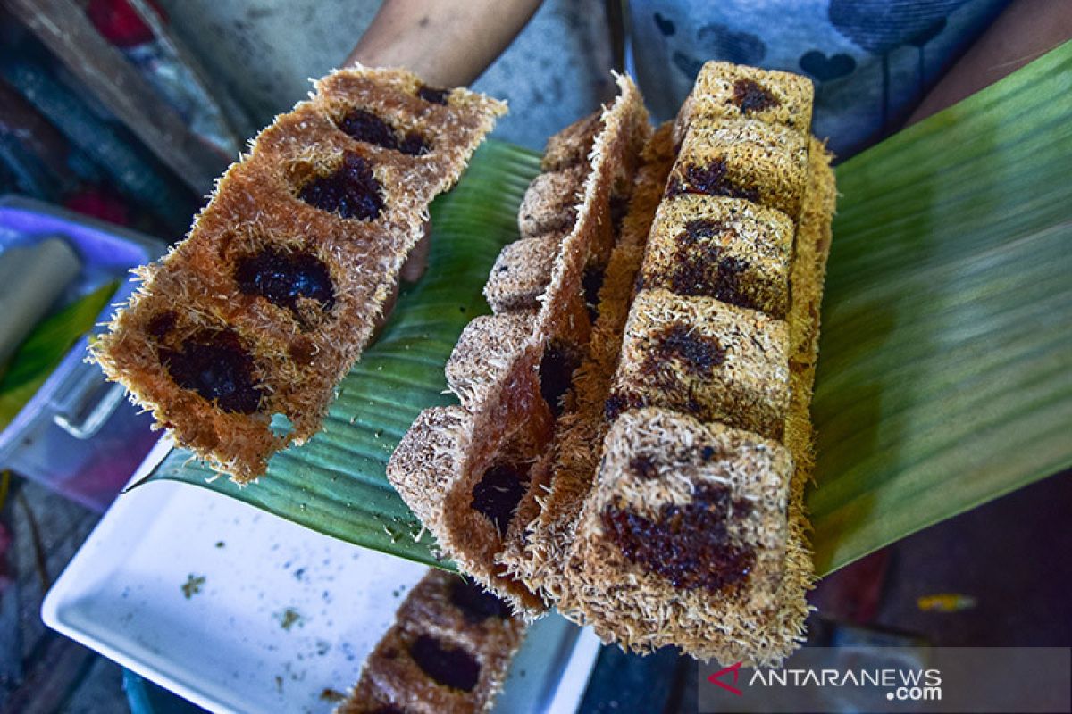 VIDEO - Kuliner tradisional Maluku, bagaimana membuat Sagu Gula dengan kayu bakar dan oven batu