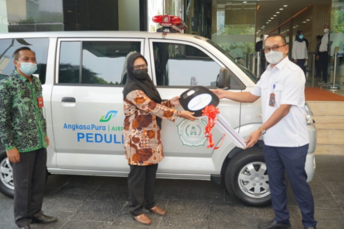 AP I sumbangkan dua unit ambulans untuk kesehatan masyarakat